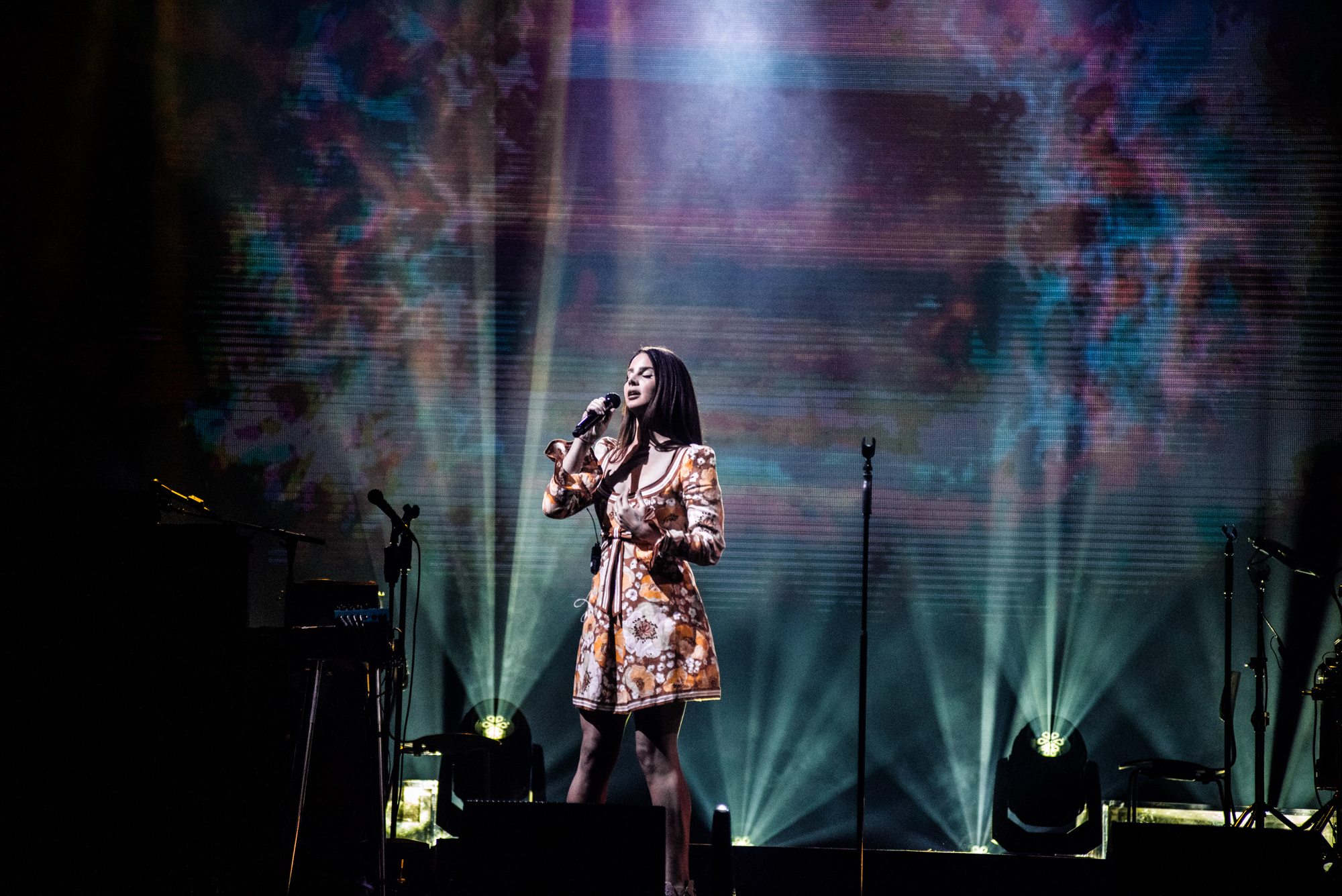 Lana singing Night Shift with Lucy Dacus in Chicago on November 8, 2019 :  r/lanadelrey